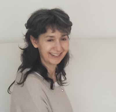 portrait of Sarah-Linda, author and writer of living and loving mindfully blog